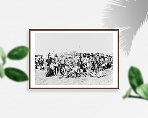 1907 ראש צילום רץ זאב ומסיבה של אינדיאנים שחורים גרפיים. בתצלום נראית קבוצה של גברים הודים שחורים פוזות בבגדים
