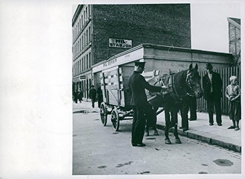 תצלום וינטג 'של חקלאי, שהגיע לעיר עם דברים אסורים, נתפס על ידי אכיפות החוק. נורווגיה, 1943.