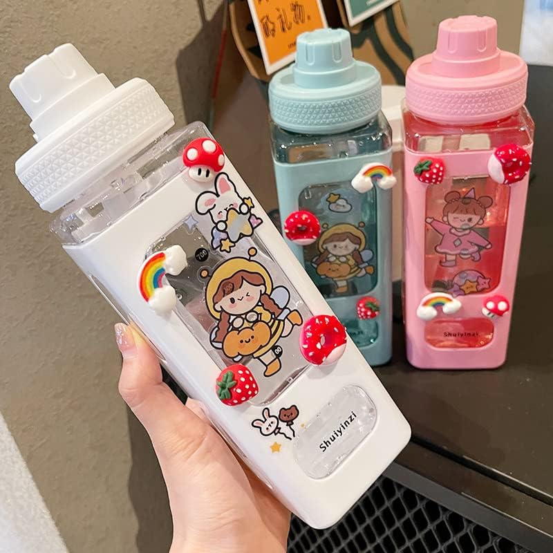 24 גרם בקבוק מים Kawaii עם מדבקות קשיות בנות חמודות ילדים בקבוקי מים עם רצועת כתפיים מתכווננת ומדבקות תלת מימד, BPA מרובע חינם